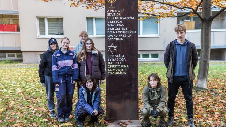 Krokusy u památníku