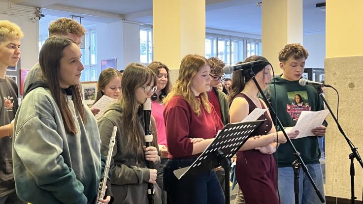 Zpívání na schodech navodilo vánoční atmosféru