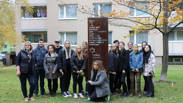 Synagogu v Litomyšli připomenou vysázené žluté krokusy